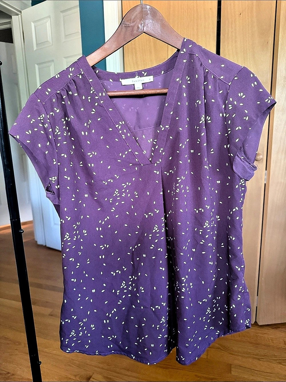 fun 2 fun Floral V-Neck Blouse in Purple Size Medium